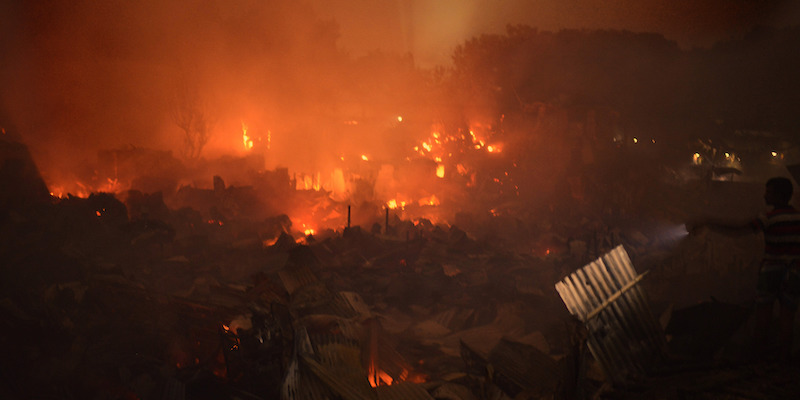 L'incendio in una baraccopoli di Dacca, in Bangladesh, il 16 agosto 2019 (AP Photo/Mahmud Hossain Opu)
