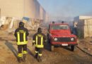 Una donna è morta nell'incendio di un capannone dove vivevano decine di migranti in provincia di Matera