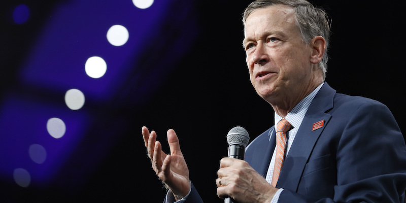 L’ex governatore del Colorado John Hickenlooper si è ritirato dalle primarie del Partito Democratico