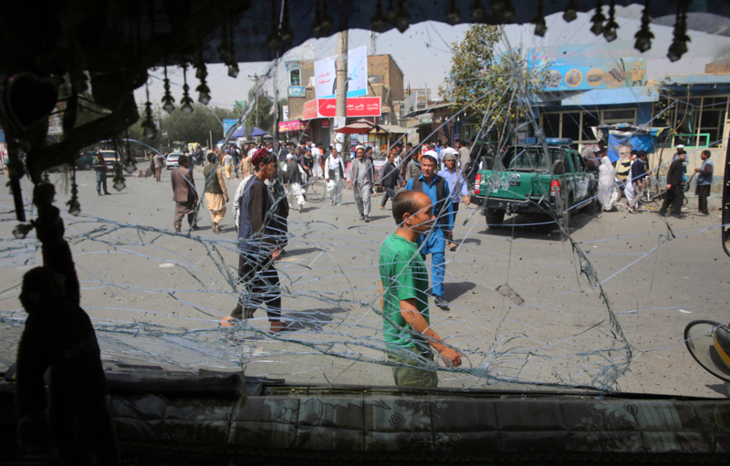 Il parabrezza di un bus frantumato dall'esplosione a Kabul. (AP Photo/Rafiq Maqbool)