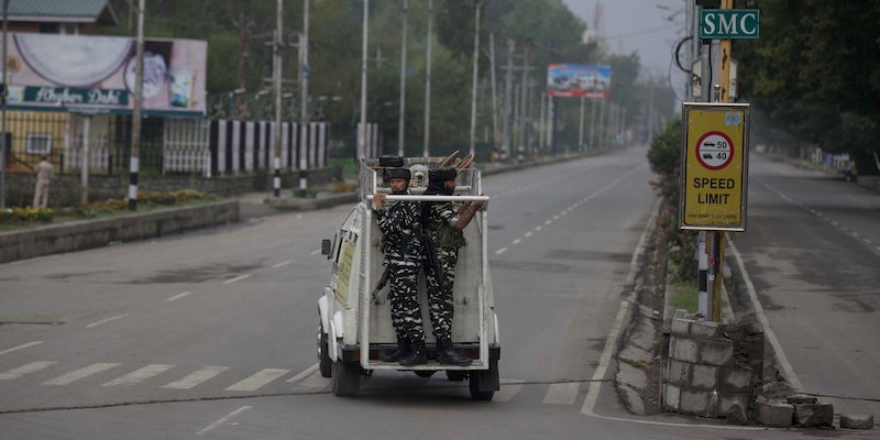 Paramilitari indiani a Srinagar, nella parte del Kashmir controllata dall'India, il 15 agosto 2019 (AP Photo/ Dar Yasin)