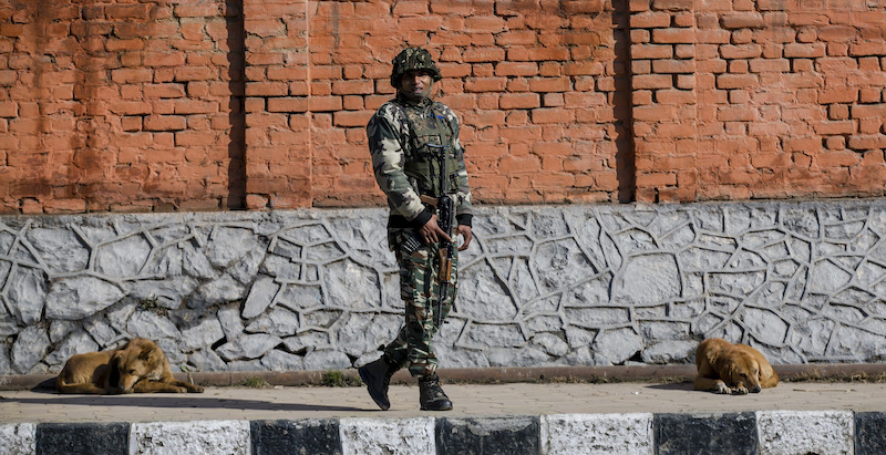 Un soldato indiano a Srinagar, in Kashmir (AP Photo/Dar Yasin)