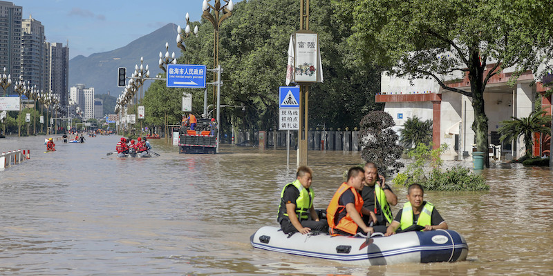 Operazioni di soccorso nella città di Linhai, nella regione di Zhejiang, in Cina, inondata dal tifone Lekima, l'11 agosto 2019 (Imaginechina via AP Images)