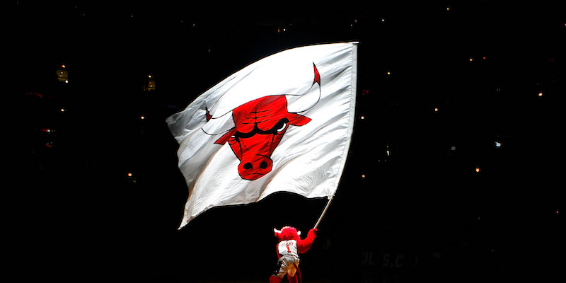 La mascotte dei Chicago Bulls sventola una bandiera in campo prima di una partita di NBA contro i New York Knicks (Getty Images)