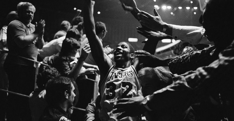 Magic Johnson alla fine di una partita di playoff contro i Philadelphia 76ers giocata l'8 giugno 1982 a Los Angeles (AP Photo/Lennox McLendon)