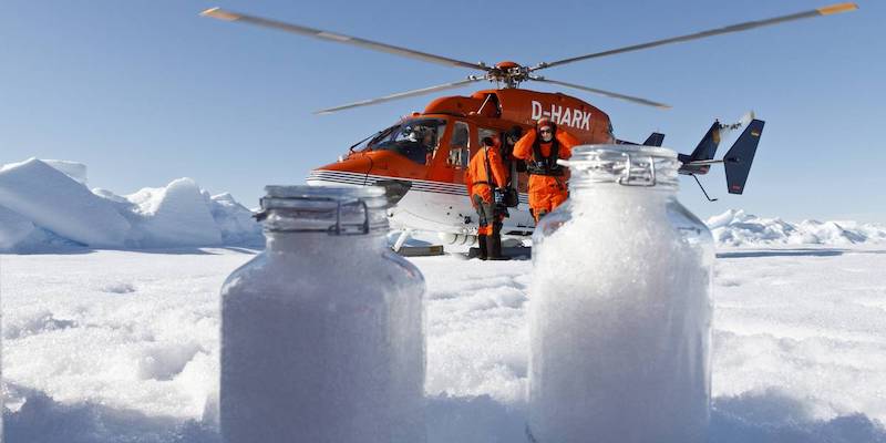 Scienziati dell'Alfred Wegener Institute durante la raccolta dei campioni di neve nell'Artico (Kajetan Deja/Alfred Wegener Institut)