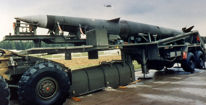 Un missile americano Pershing a Mutlangen, nella Germania Ovest, il 20 maggio 1987 (AP Photo/Thomas Kienzle)