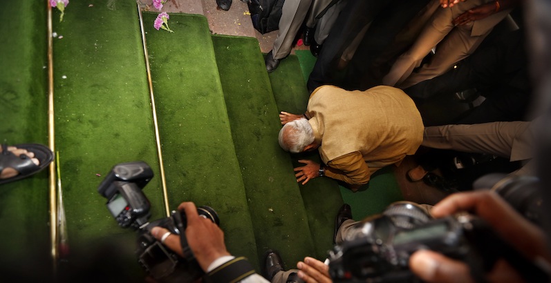 Narendra Modi all'entrata del parlamento indiano (AP Photo /Manish Swarup)