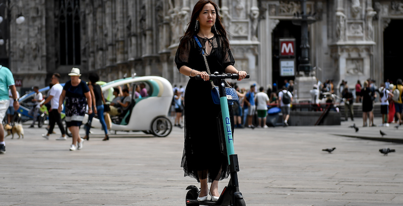 Una donna su un monopattino elettrico a Milano, il 28 luglio 2019 (LaPresse - Claudio Furlan)