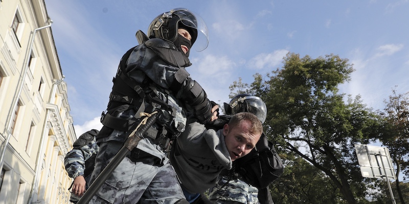 Poliziotti in tenuta antisommossa durante l'arresto di un manifestante a Mosca, il 10 agosto 2019 (AP Photo)
