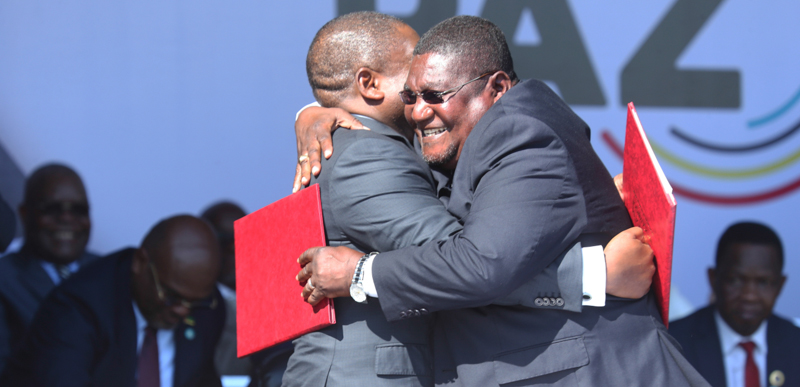 Il presidente del Mozambico, Filipe Nyusi (a destra), abbraccia il leader di Renamo Ossufo Momade dopo la firma del trattato di pace. (AP Photo/Tsvangirayi Mukwazhi)
