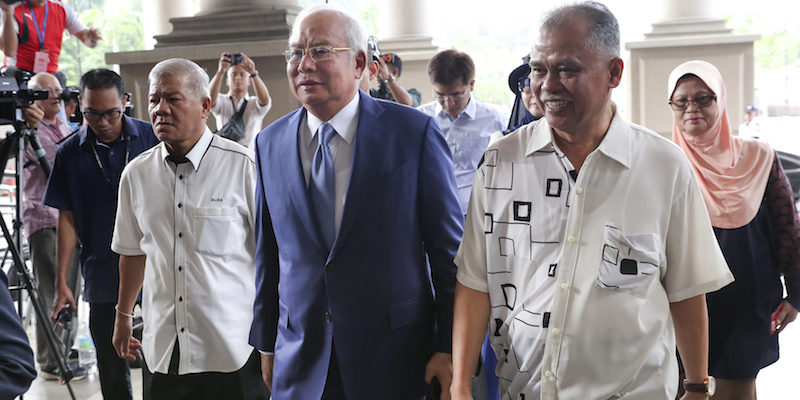 L'ex primo ministro della Malesia Najib Razak fuori dal più alto tribunale di Kuala Lumpur, il 28 agosto 2019 (AP Photo/Vincent Thian)