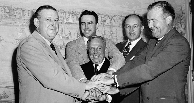 I rappresentanti della National Basketball League e della Basketball Association of America dopo la firma della fusione, il 3 agosto 1949 a New York. (AP Photo/John Lent)