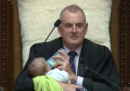 In Nuova Zelanda il presidente della Camera ha fatto da babysitter al figlio di un deputato durante un dibattito