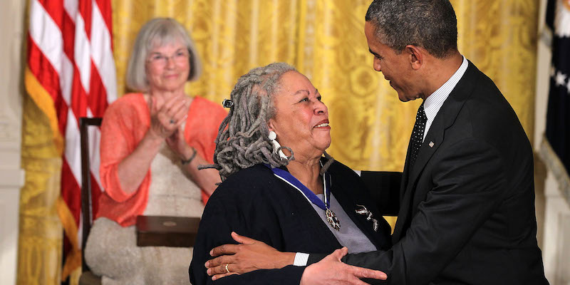 L'allora presidente degli Stati Uniti Barack Obama e la scrittrice premio Nobel Toni Morrison, il 29 maggio 2012 (Alex Wong/Getty Images)