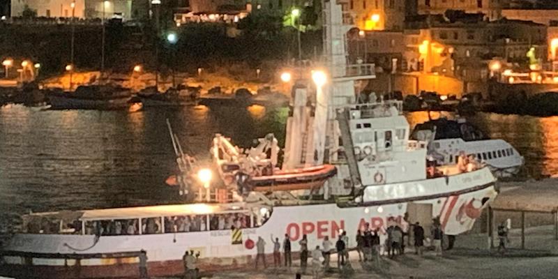 La nave Open Arms nel porto di Lampedusa durante lo sbarco dei migranti a bordo, il 20 agosto 2019 (ANSA/ELIO DESIDERIO)