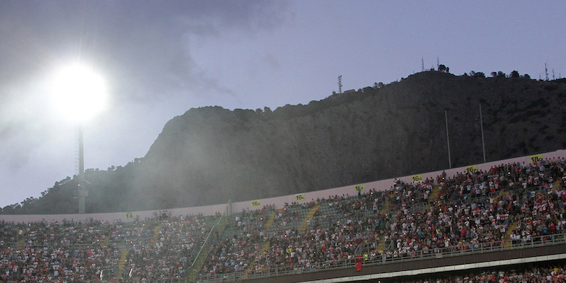 Il monte Pellegrino sopra lo stadio Renzo Barbera di Palermo (LaPresse/Davide)