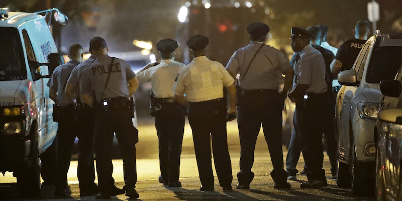 Agenti di polizia dopo l'arresto dell'uomo che ha sparato su sei loro colleghi a Philadelphia, il 14 agosto 2019(AP Photo/Matt Rourke)