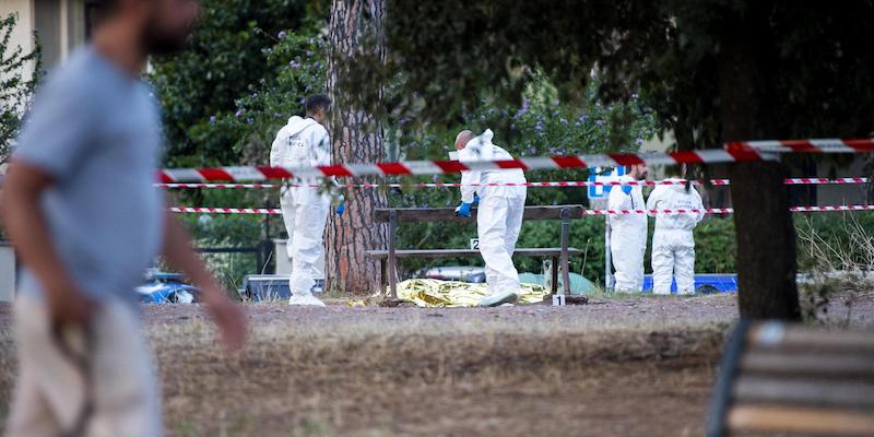 Agenti della polizia scientifica vicino al corpo di Fabrizio Piscitelli, nel parco degli Acquedotti, a Roma, il 7 agosto 2019 (ANSA/ RAFFAELE VERDERESE)