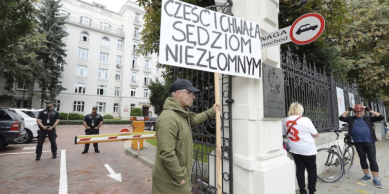 Una piccola protesta per chiedere le dimissioni del ministro della Giustizia polacco Zbigniew Ziobro a Varsavia, il 21 agosto 2019; il cartello dice: «Rispetto e gloria ai giudici saldi» (AP Photo/Czarek Sokolowski)