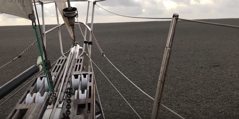 Una barca a vela avanza nell'oceano Pacifico meridionale in mezzo alla pomice (Fermo immagine da un video di Shannon Lenz postato su YouTube)