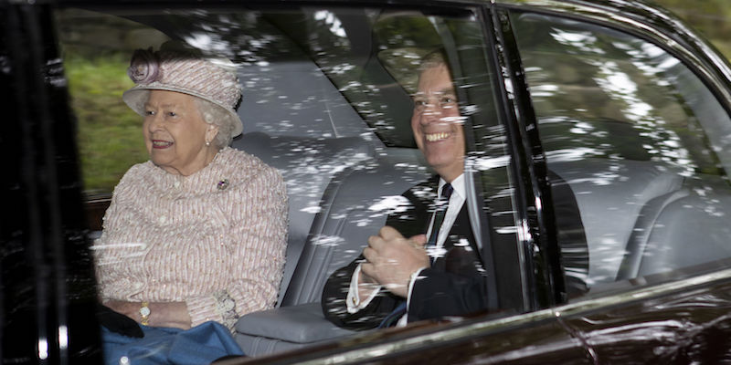 Il principe Andrea e la regina Elisabetta II del Regno Unito in auto dopo una messa a Crathie, in Scozia, l'11 agosto 2019 (Jane Barlow/PA via AP)