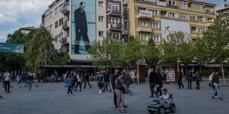 Una piazza di Pristina, in Kosovo, il 3 maggio 2019; il cartellone raffigura il primo presidente del paese Ibrahim Rugova (Chris McGrath/Getty Images)