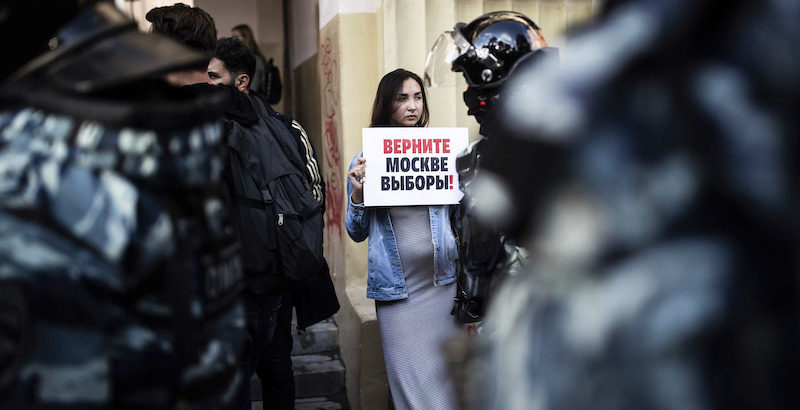 Una donna con un foglio in mano che dice: «Ridateci le nostre elezioni a Mosca». Mosca, 10 agosto 2019 (Evgeny Feldman, Meduza via AP)