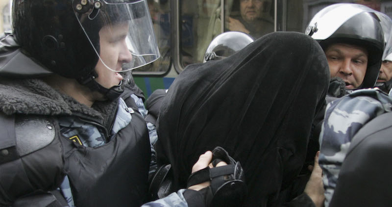 Un uomo arrestato dalla polizia durante una manifestazione a Mosca il 14 aprile (Dima Korotayev/Epsilon/Getty Images)