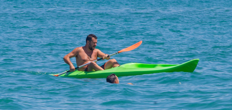 Il ministro dell'Interno Matteo Salvini in canoa a Policoro (Potenza). (ANSA/TONY VECE)