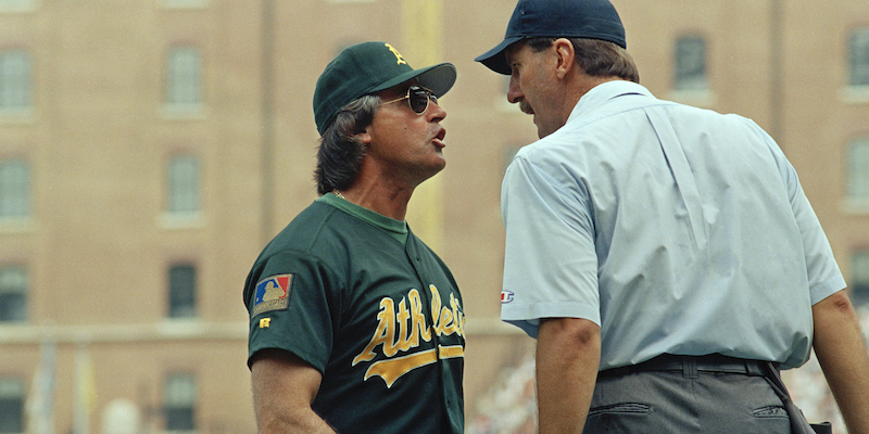 Tony LaRussa, allenatore degli Oakland Athletics, discute con l'arbitro Tim McClelland durante una partita di campionato del 1994 (AP Photo/Dave Hammond)