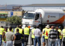 In Portogallo, polizia ed esercito stanno distribuendo carburante nel paese a causa di uno sciopero degli autisti delle autocisterne