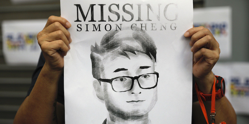 Un cartello con il disegno del viso di Simon Cheng durante una manifestazione a Hong Kong, il 21 agosto 2019 (AP Photo/Vincent Yu)