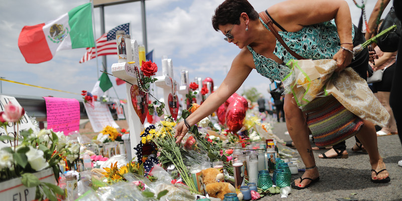 Una donna lascia dei fiori davanti al supermercato di El Paso dove è avvenuta la sparatoria della notte tra il 3 e il 4 agosto, il 6 agosto 2019 (Mario Tama/Getty Images)