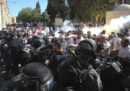 Ci sono scontri tra palestinesi e polizia israeliana fuori dalla moschea di al Aqsa, a Gerusalemme