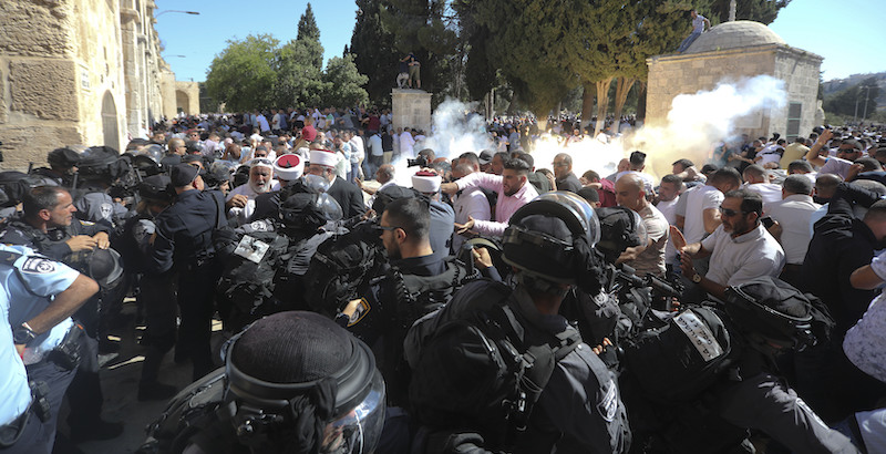 Gli scontri tra polizia israeliana e fedeli palestinesi alla moschea di al Aqsa, Gerusalemme (AP Photo/Mahmoud Illean)