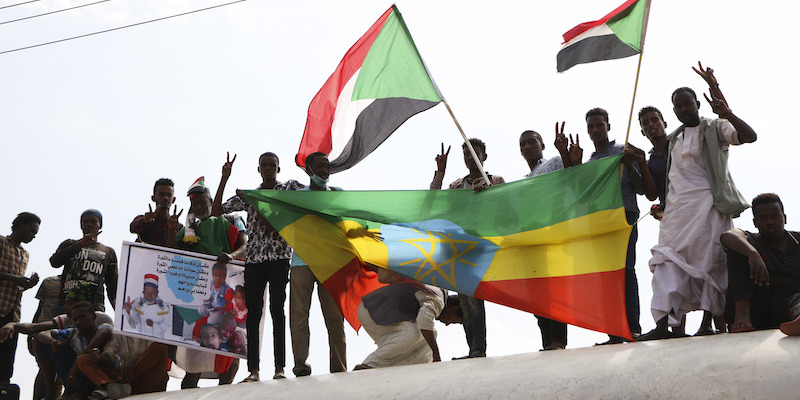 Sostenitori della democrazia in Sudan festeggiano la firma ufficiale dell'accordo tra militari e civili sul tetto di un treno a Khartoum, il 17 agosto 2019 (AP Photo)