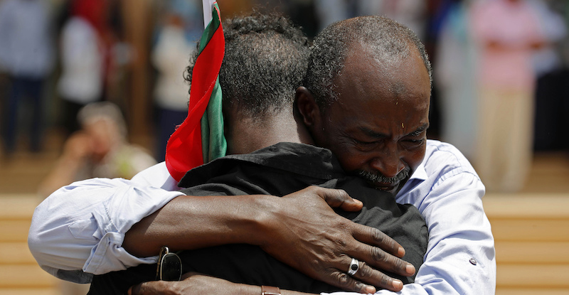 Due sudanesi si abbracciano per festeggiare la firma dell'accordo tra civili e militari. Khartum, Sudan, 4 agosto 2019 (AP Photo)