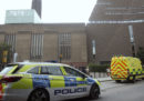 Un ragazzo di 17 anni è stato arrestato con l'accusa di aver spinto un bambino da un balcone della Tate Modern di Londra