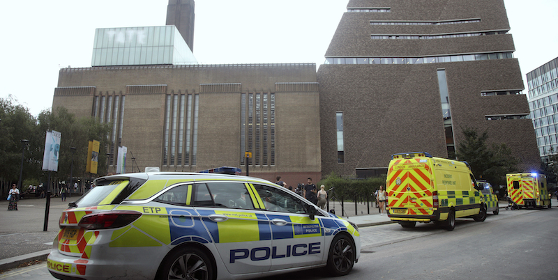 Il ragazzo arrestato per aver spinto un bambino da un balcone della Tate Modern, a Londra, è stato condannato ad almeno 15 anni di carcere
