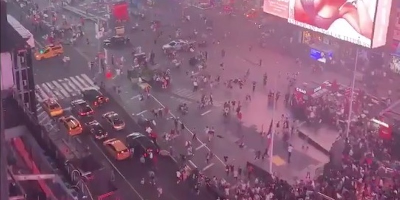Fermo immagine del video della fuga da Times Square condiviso su Twitter dall'account The Daniels Group
