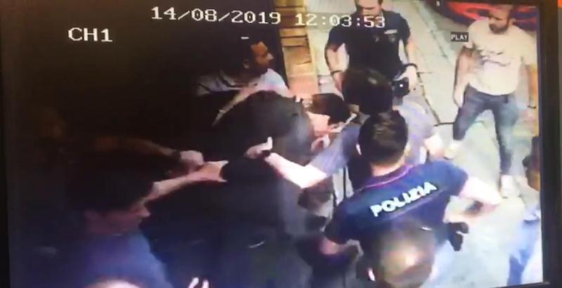 Un fermo immagine del video dell'operazione con cui la polizia ha sventato un tentato sequestro a piazza San Carlo e arrestato i rapitori, Torino 14 agosto 2019 (ANSA/UFFICIO STAMPA POLIZIA)