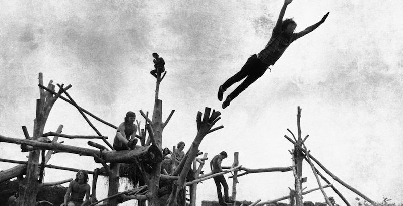 Una scultura e un tuffo su un cumulo di fieno a Woodstock, il 15 agosto 1969 (AP Photo)