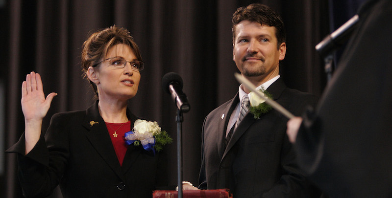 Sarah Palin giura da governatore dell'Alaska mentre il marito Todd regge la Bibbia, Fairbanks, Alaska, 4 dicembre 2006. 
(AP Photo/Al Grillo)
