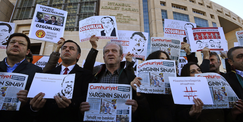 Una manifestazione di protesta organizzata nel 2017 a sostegno dei giornalisti arrestati (AP Photo/Lefteris Pitarakis)