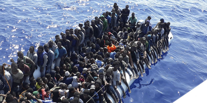 Migranti su una barca intercettata dalla Guardia Costiera libica al largo della Libia (Libyan Coast Guard via AP, File)