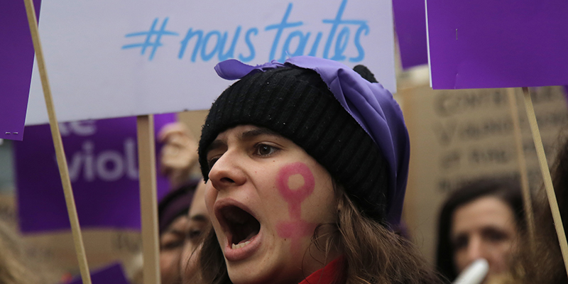 Una manifestazione femminista a Parigi, 24 novembre 2018 (AP Photo/Michel Euler)