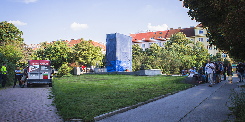 La copertura sulla statua di Ivan Konev, Praga, 30 agosto 2019 (Libor Sojka, CTK-AP Images)