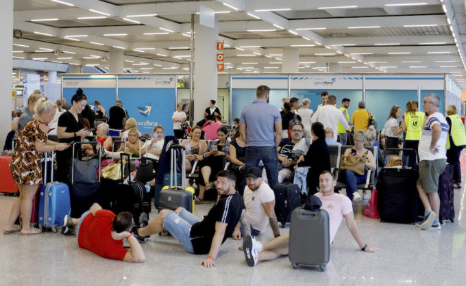Turisti il cui volo è stato cancellato, all'aeroporto di Palma di Maiorca (Clara Margais/picture-alliance/dpa/AP Images)