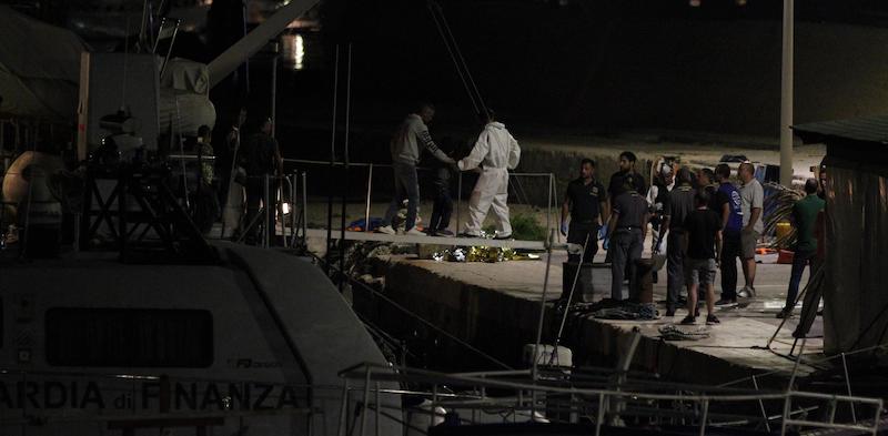 L'arrivo di alcuni migranti al porto di Lampedusa (ANSA/PASQUALE CLAUDIO MONTANA LAMPO)